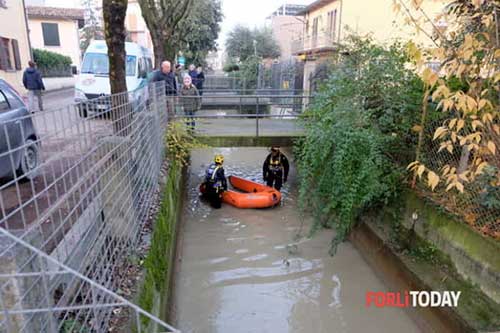 Squadra soccorso sub nel canale