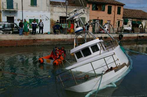 Sub in azione con barca semi affondata